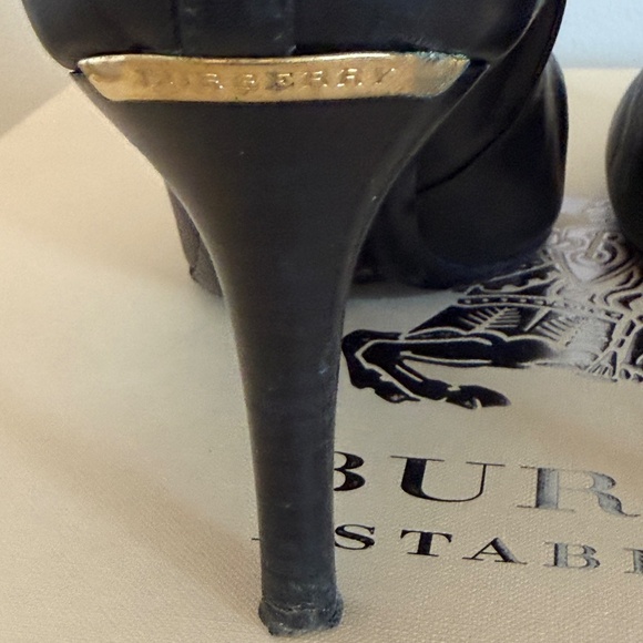 USED AUTHENTIC BURBERRY HERITAOE LOCK HAINAULT 85 ANKLE BOOT, BLACK, SIZE 6 - Picture 14 of 16